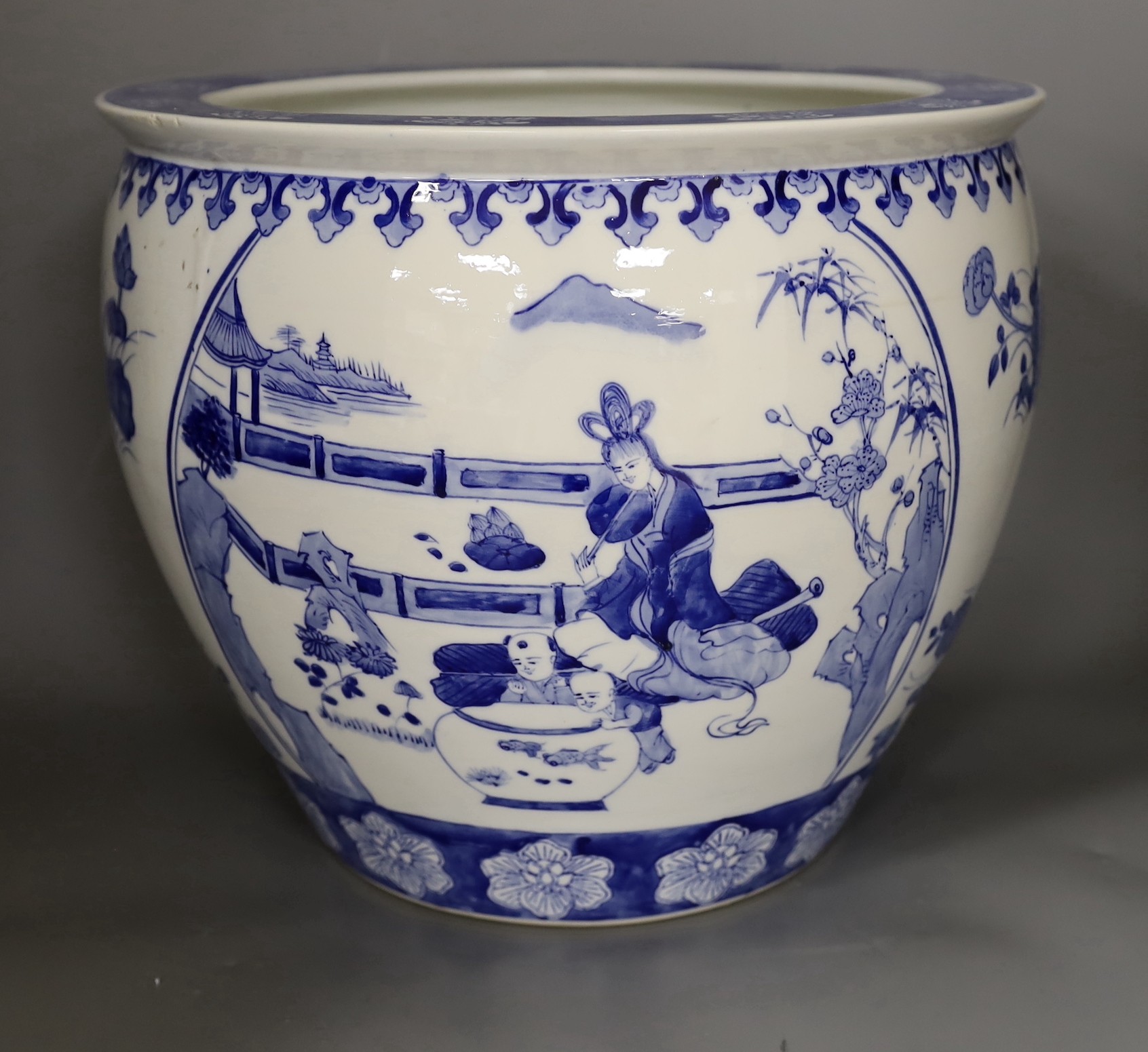 A Chinese blue and white jardiniere, 30 cms high